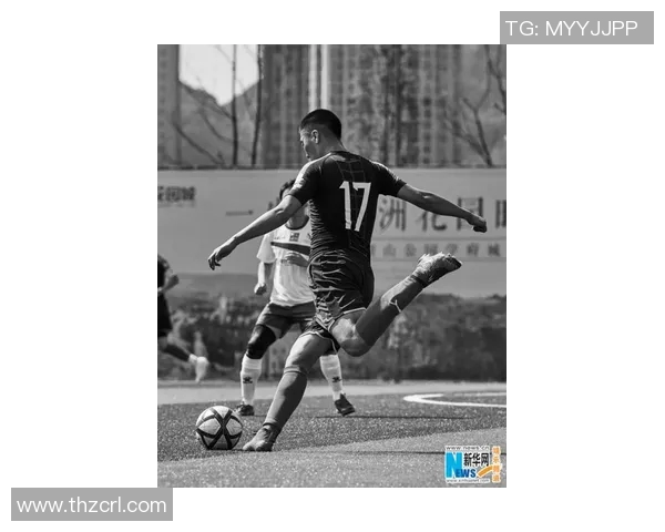 足球明星在绿茵场上的震撼瞬间展现了激情与荣耀的完美结合